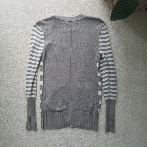 American Eagle Gray White Striped Long Cardigan V Neck Sweater - Picture 3 of 9